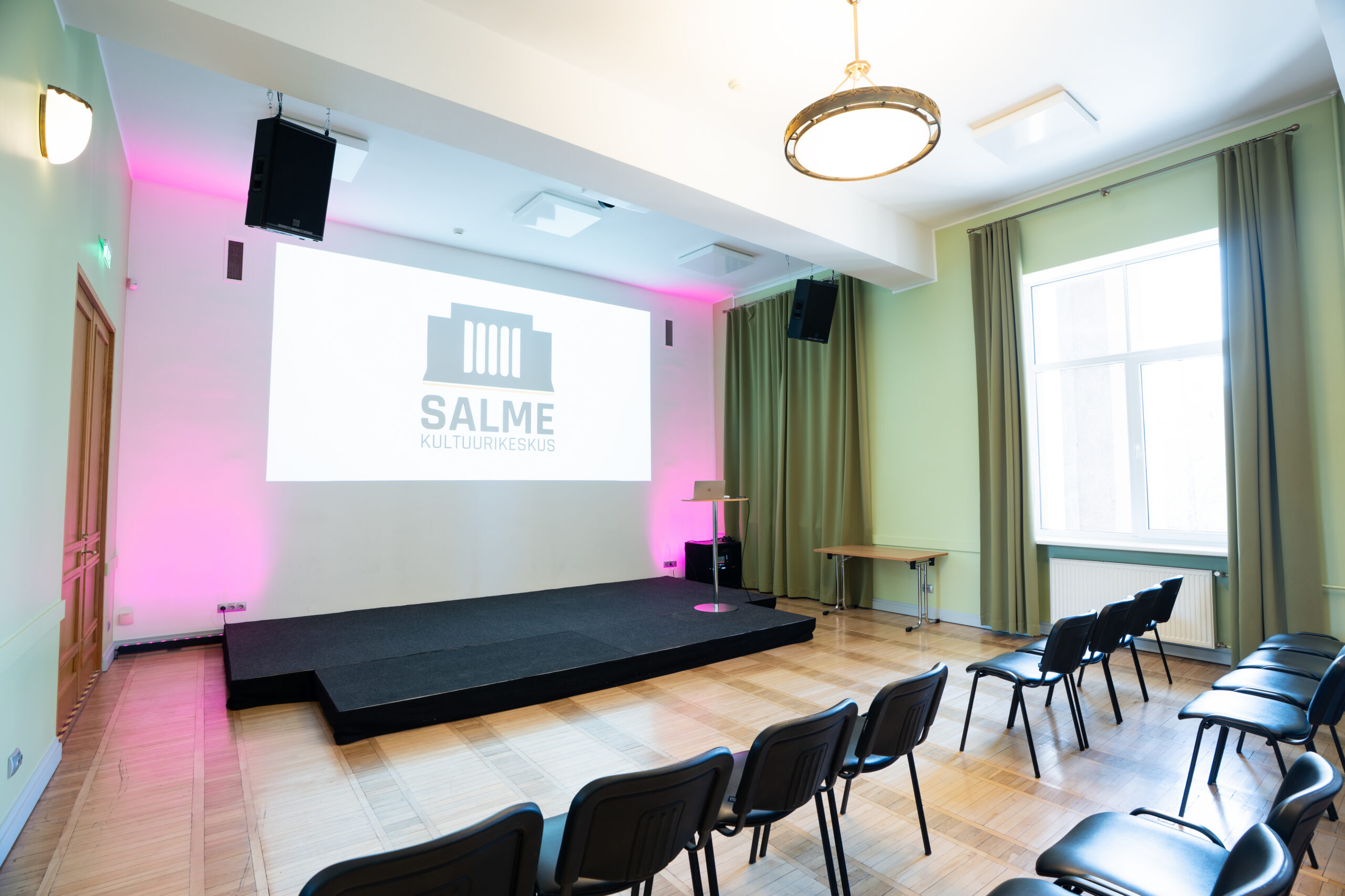 Salme Kultuurikeskuseseminariruum 217 Suured seinapeeglidPimenduskardinadHelikindlad uksed Salme Kultuurikeskuse II korrusel asuv banketisaal. 123 m2, mahutab k