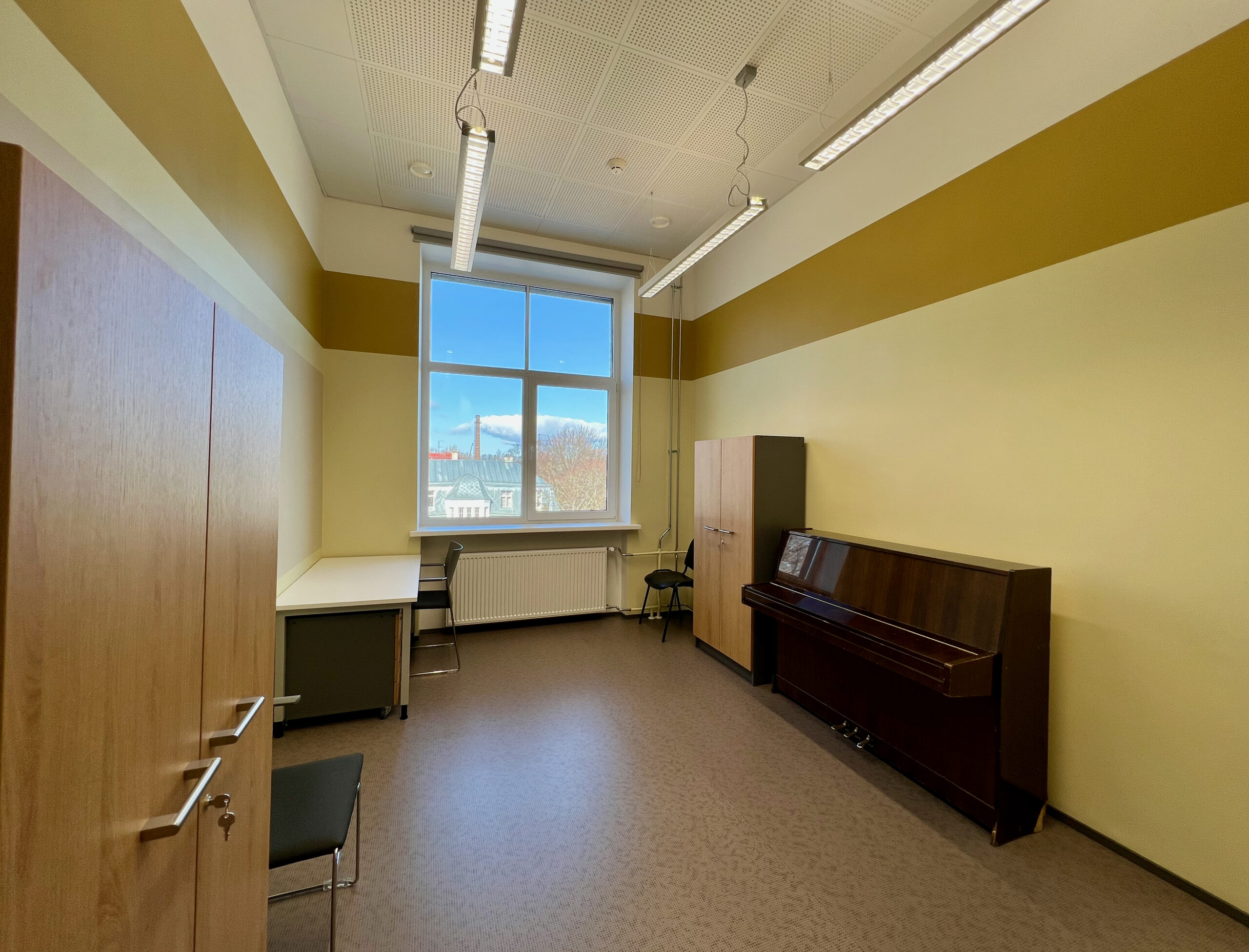 Salme Kultuurikeskuse prooviruum 308 Helikindlad topeltuksed3 tooli 17 m2, mahutab kuni 6 inimest. III korrusel. Ruum hääleseade ja individuaaltundide läbiviimi